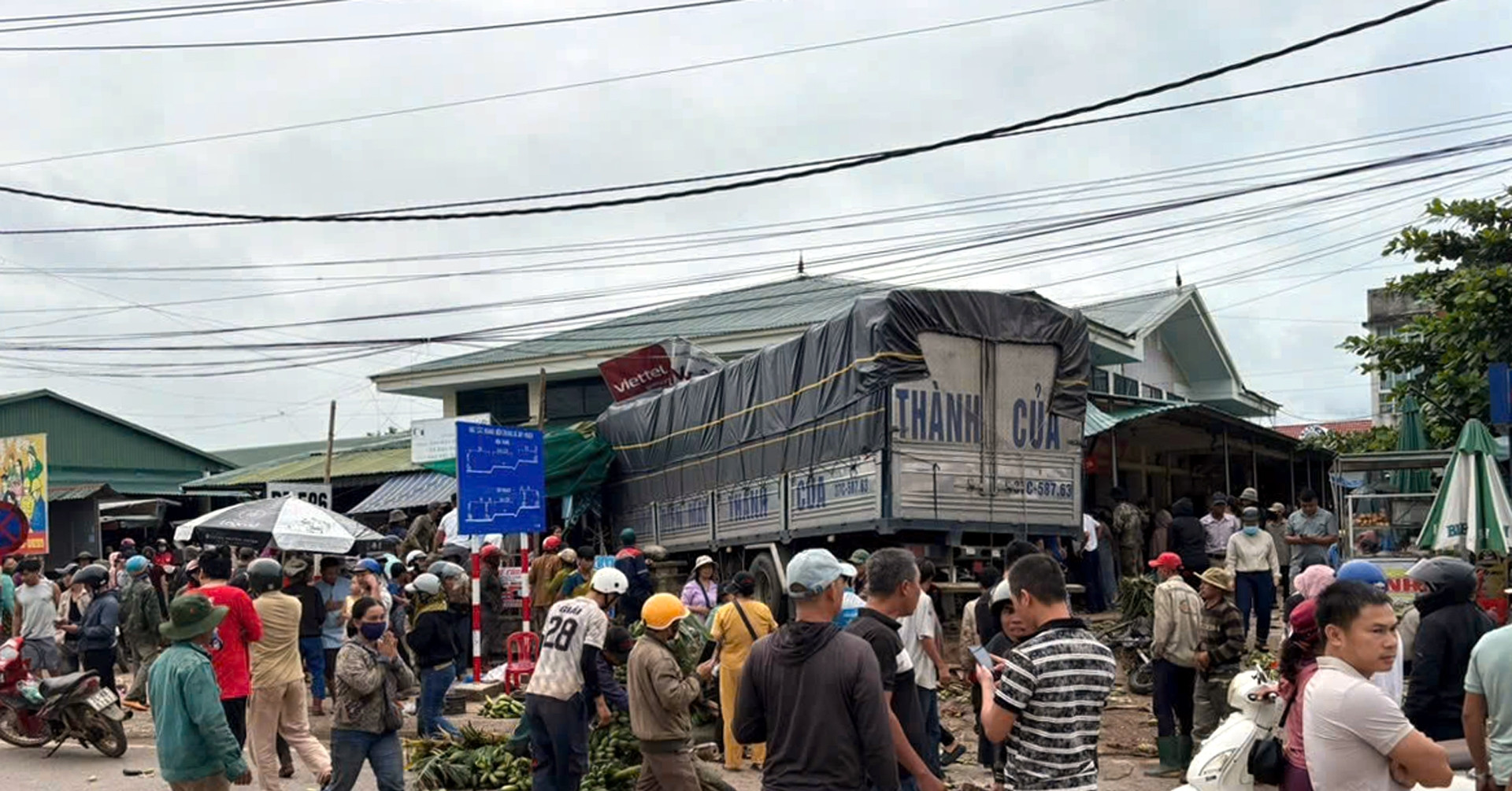 Hiện trường kinh hoàng vụ xe tải đâm vào chợ ch...