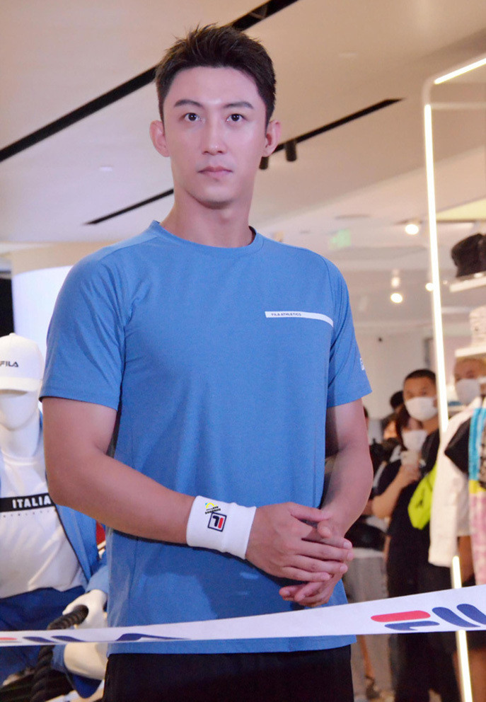 hoang canh du bi chi trich vi mang theo hon 100 ve si du su kien.jpg