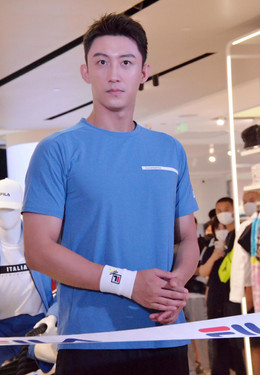 hoang canh du bi chi trich vi mang theo hon 100 ve si du su kien.jpg