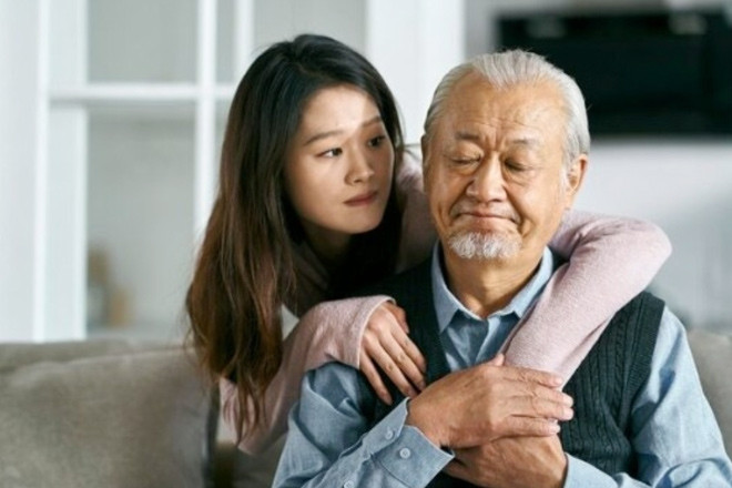 Lời bố nói trong bữa cơm 49 ngày mẹ mất khiến 5 con gái nghẹn lòng