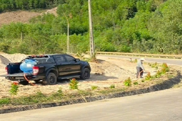 Người chồng biến 'cung đường đau buồn' thành vườn hoa rực rỡ tưởng nhớ vợ