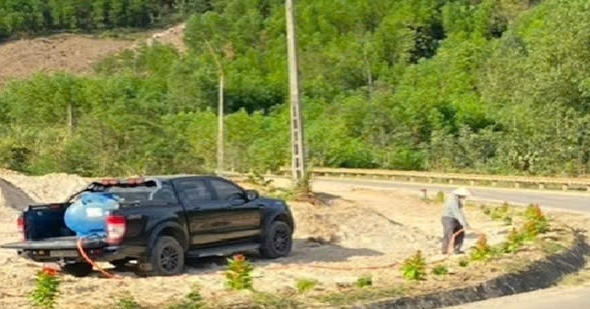 Người chồng biến &amp;apos;cung đường đau buồn&amp;apos; thành vườn hoa rực rỡ tưởng nhớ vợ