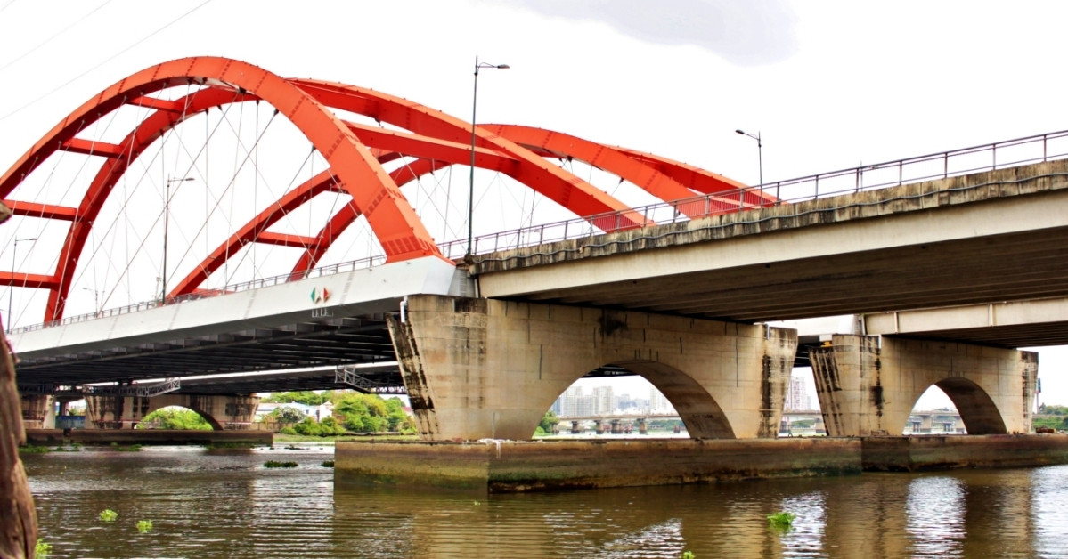 Người đàn ông lạ mặt bất ngờ xuất hiện, cứu mạng một chàng trai