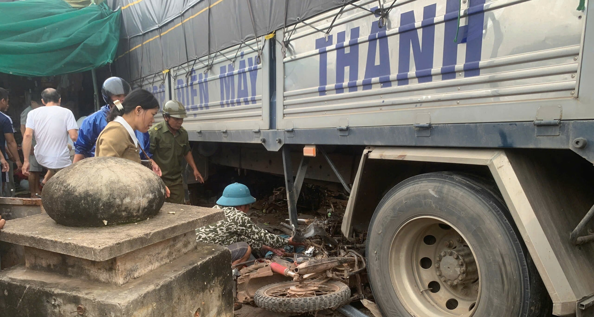 Nguyên nhân vụ xe tải lao vào chợ chuối khiến 3...