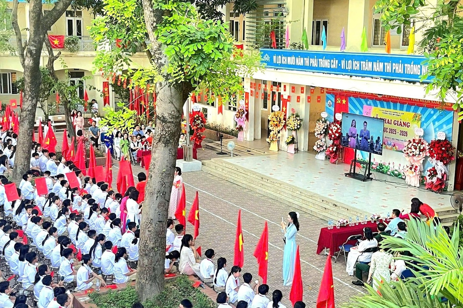 Phụ huynh băn khoăn về khoản đóng góp 40 triệu đồng mua tivi