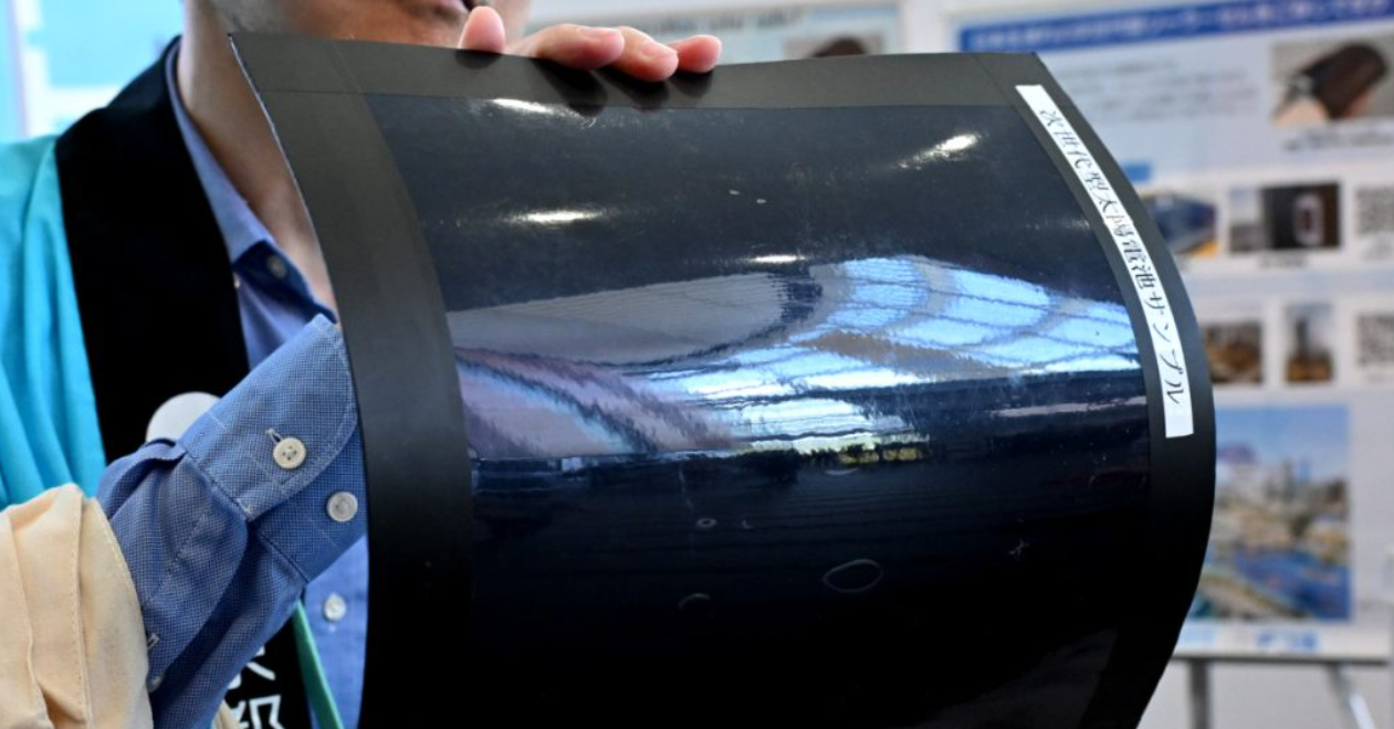 Pin mặt trời mới gây xôn xao: Mỏng như tờ giấy, dán được ngay lên tường nhà