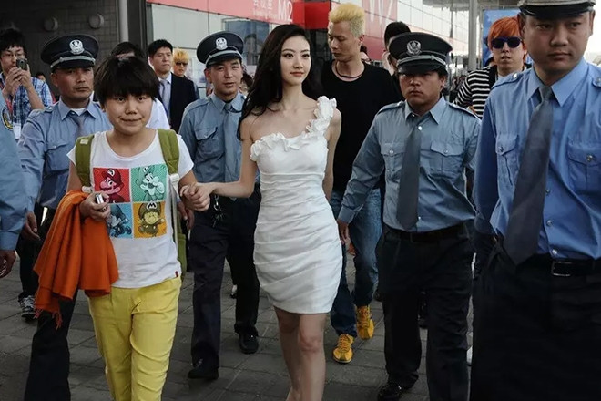 Tiết lộ chuyện dở khóc dở cười và cát sê của vệ sĩ cho ngôi sao hạng A