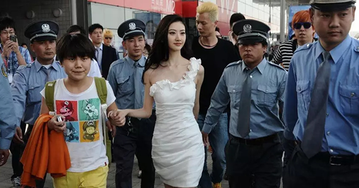 Tiết lộ chuyện dở khóc dở cười và cát sê của vệ sĩ cho ngôi sao hạng A