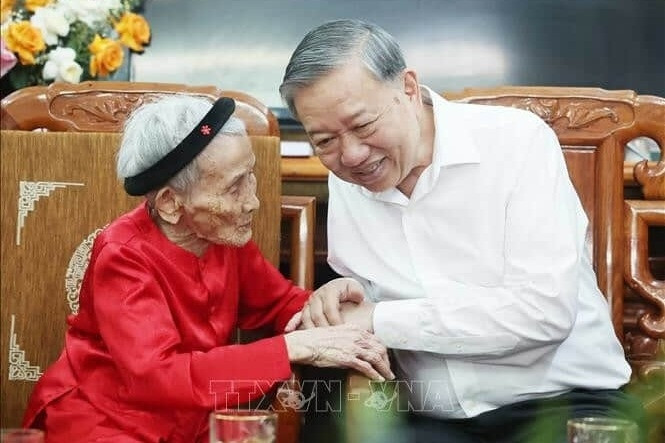 Tổng Bí thư và chuyện 'chống cô đơn cho người cao tuổi, sáng đón đi, chiều đưa về'