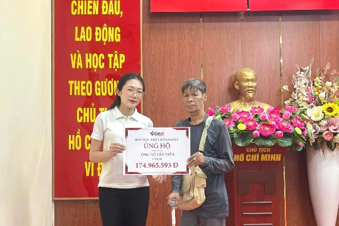 Trao hơn 174 triệu đồng đến người đàn ông đơn độc không có tiền phẫu thuật chân