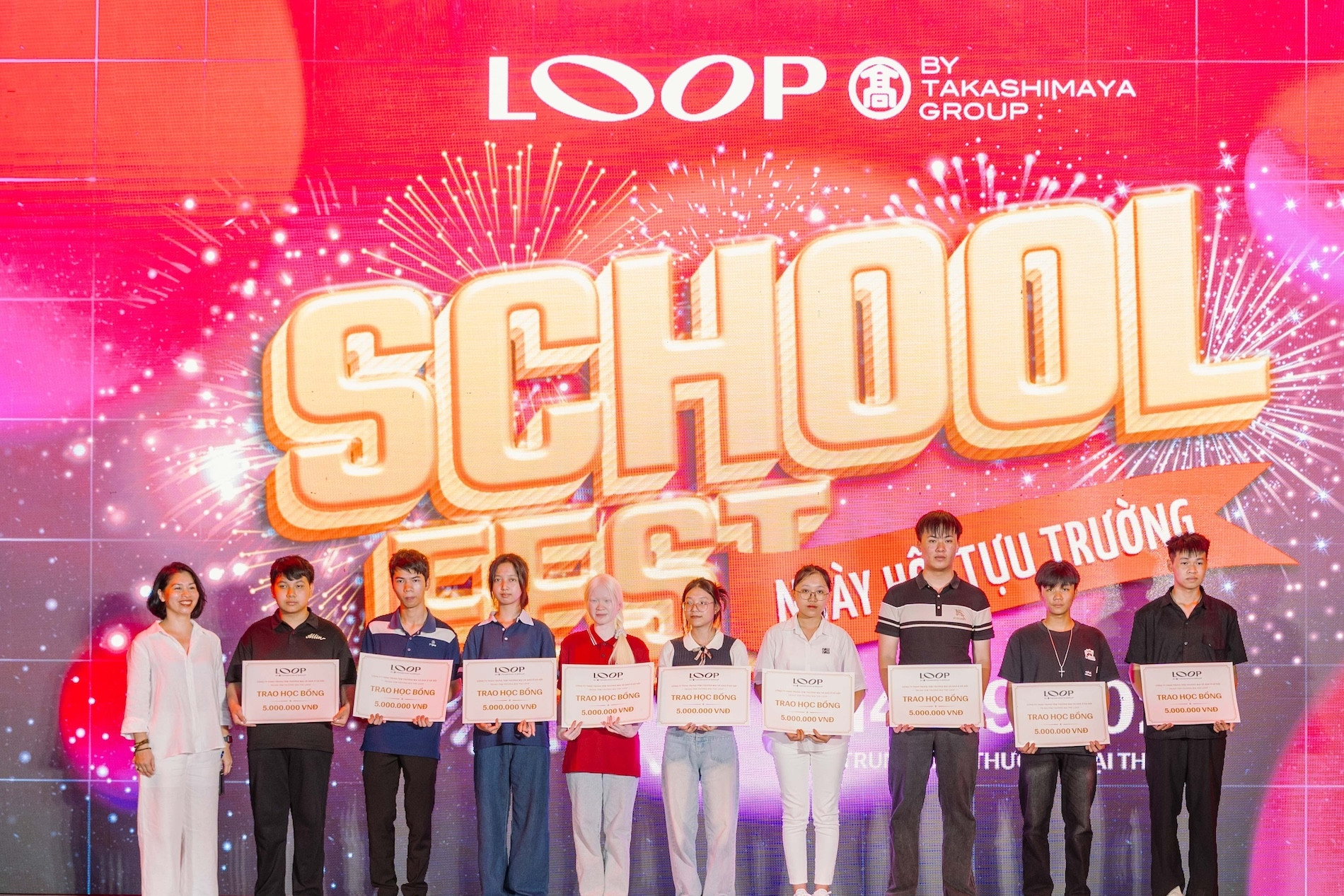 TTTM The Loop trao học bổng cho tân sinh viên Đại học Quốc Gia Hà Nội
