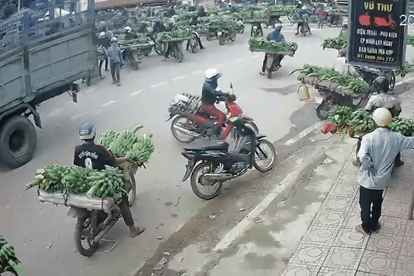 Xe tải mất lái đâm vào chợ chuối ở Quảng Trị, ít nhất 3 người tử vong