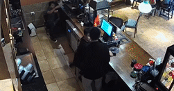 Bản tin trưa 18/9: Nam nhân viên quán cafe bị đánh vì nhắc khách không hút thuốc