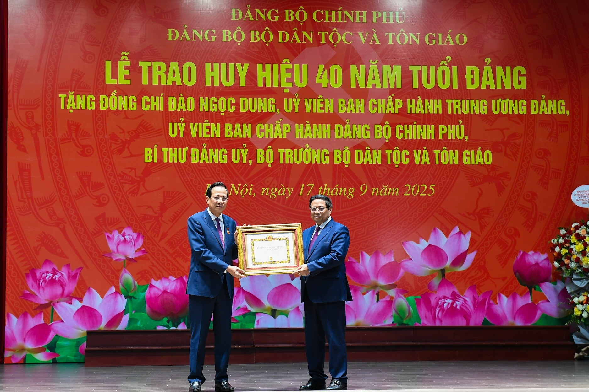 Bộ trưởng Đào Ngọc Dung nhận Huy hiệu 40 năm tuổi Đảng