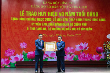Bộ trưởng Đào Ngọc Dung nhận Huy hiệu 40 năm tuổi Đảng