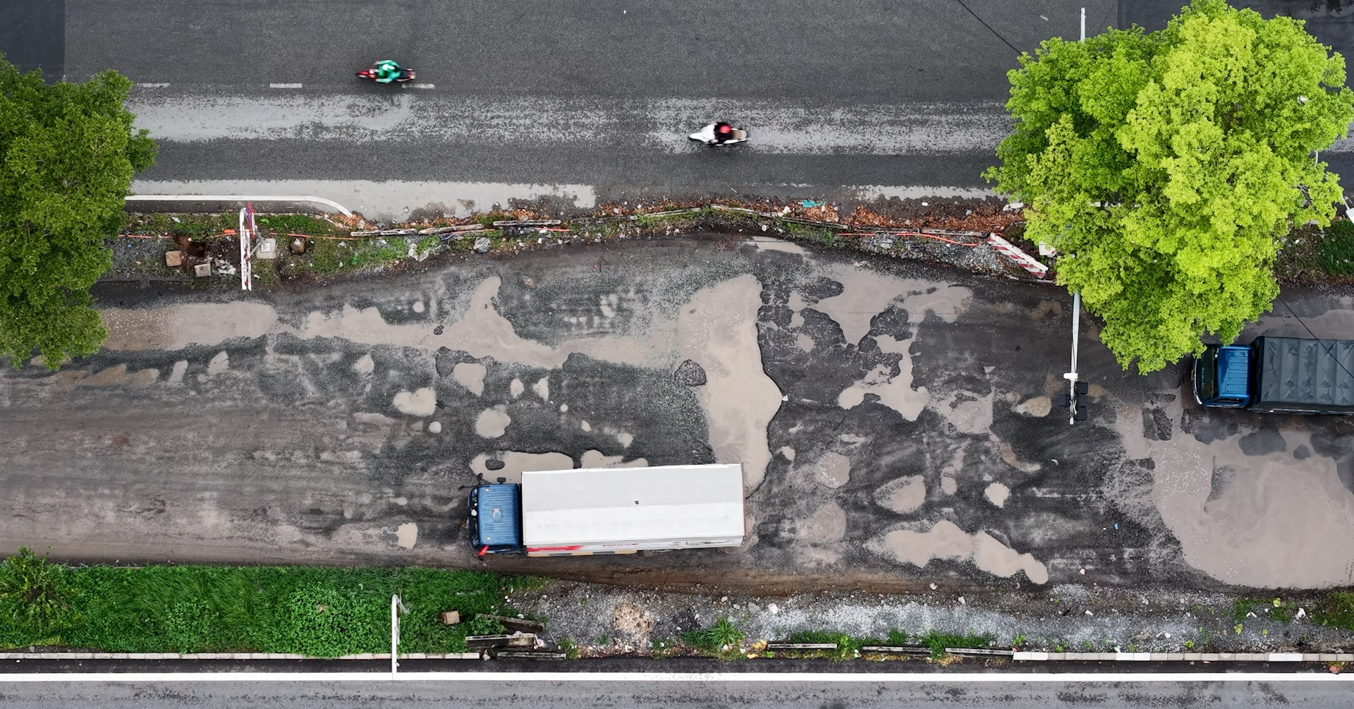 Đại lộ Nguyễn Văn Linh lởm chởm ‘ổ gà’, người dân mong sớm khắc phục