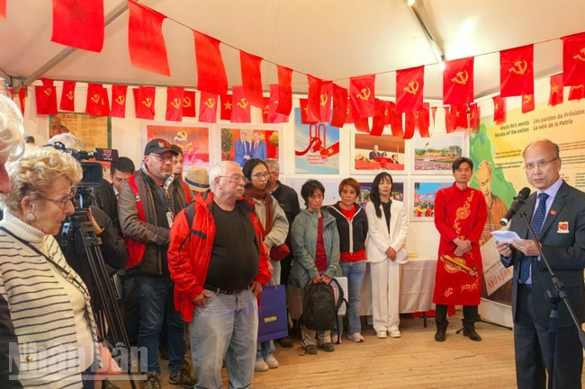 Ghi dấu hình ảnh Việt Nam tại Hội báo Nhân đạo Paris 2025