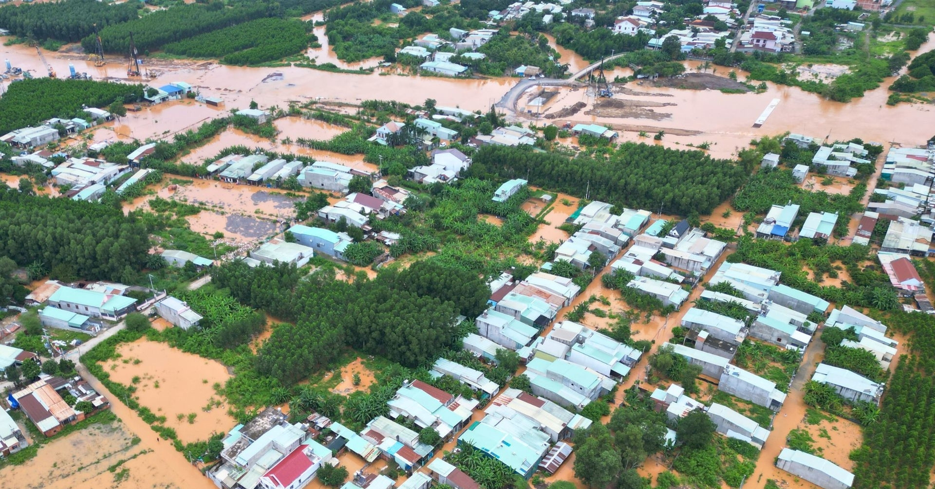 Hàng trăm hộ dân và dự án cao tốc bị ngập: Hé lộ điểm bất thường