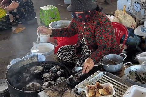 Khách miền Nam ghé khu chợ siêu rẻ ở miền Trung, ăn loạt món ngon chỉ vài nghìn