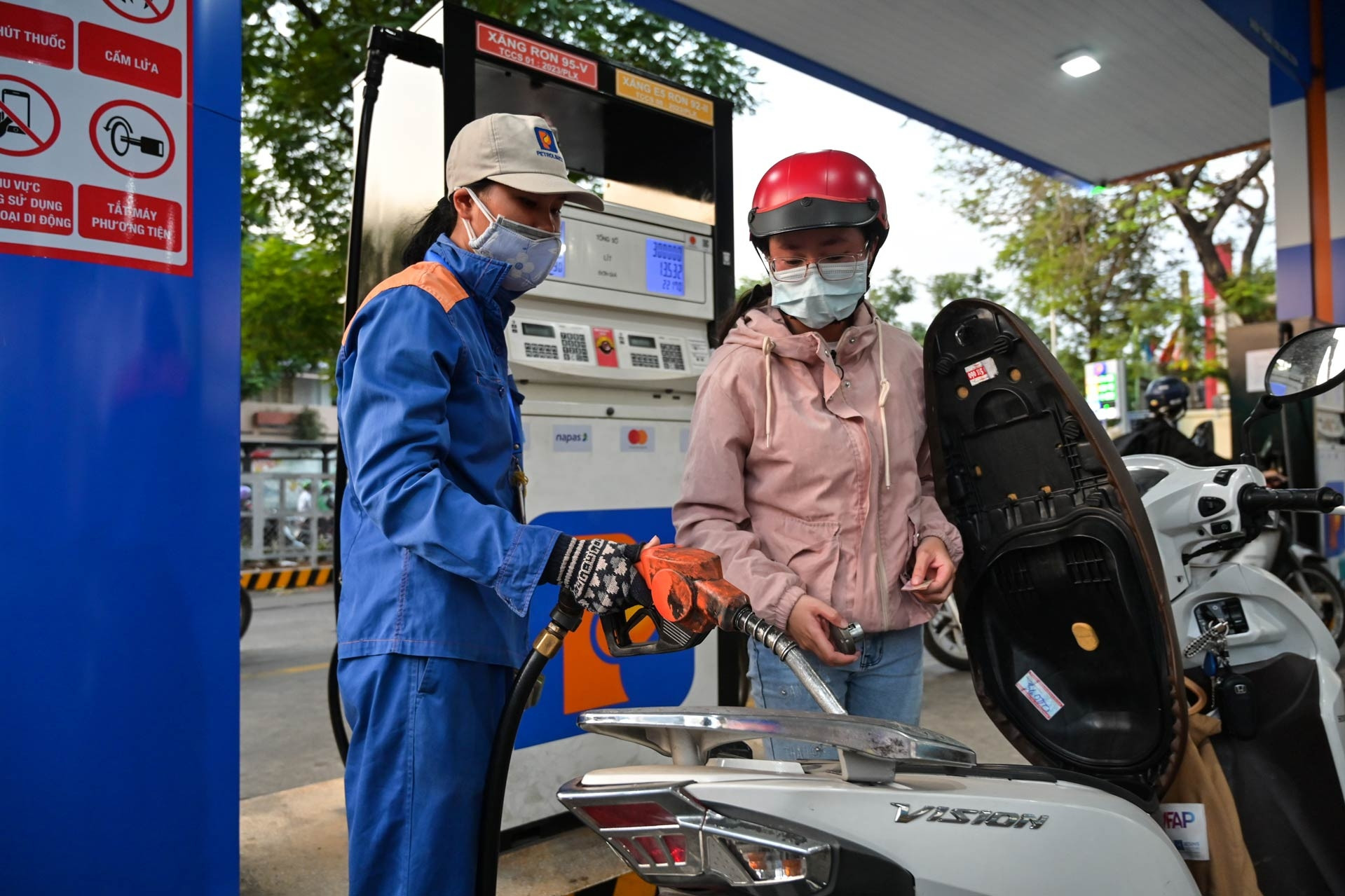 Giá xăng quay đầu đi lên, RON 95 vượt mức 20.600 đồng/lít