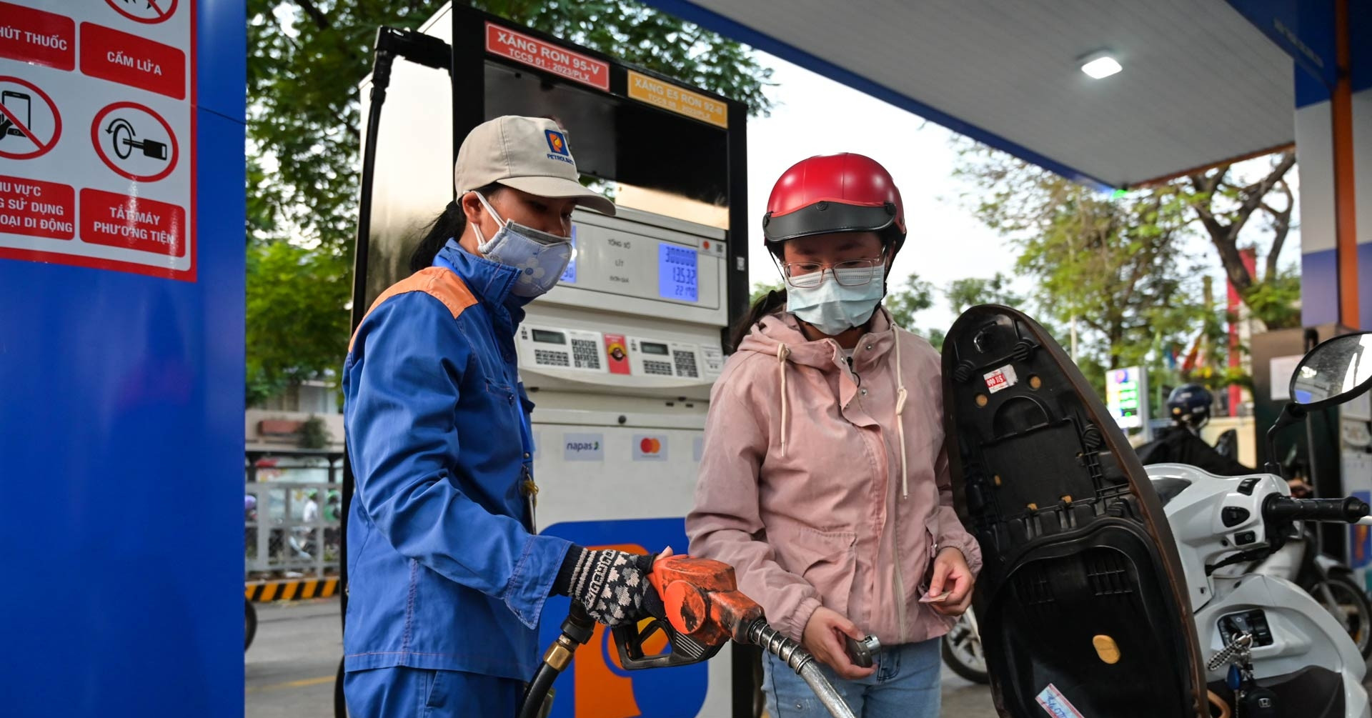 Giá xăng quay đầu đi lên, RON 95 vượt mức 20.600 đồng/lít
