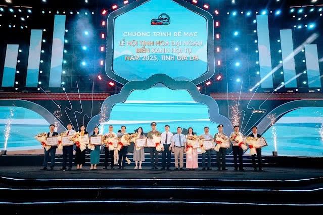 Màn trình diễn ánh sáng khép lại Lễ hội Tinh hoa đại ngàn-Biển xanh hội tụ