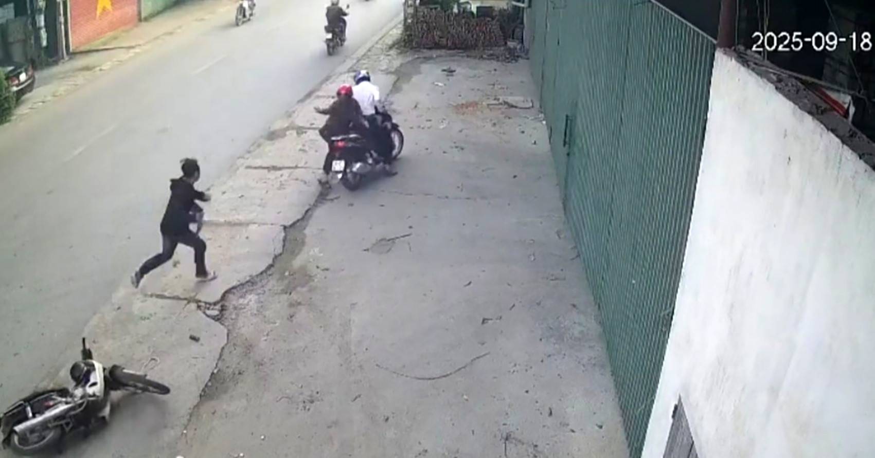 Nam thanh niên dùng dao truy sát đôi nam, nữ trên phố ở Hưng Yên