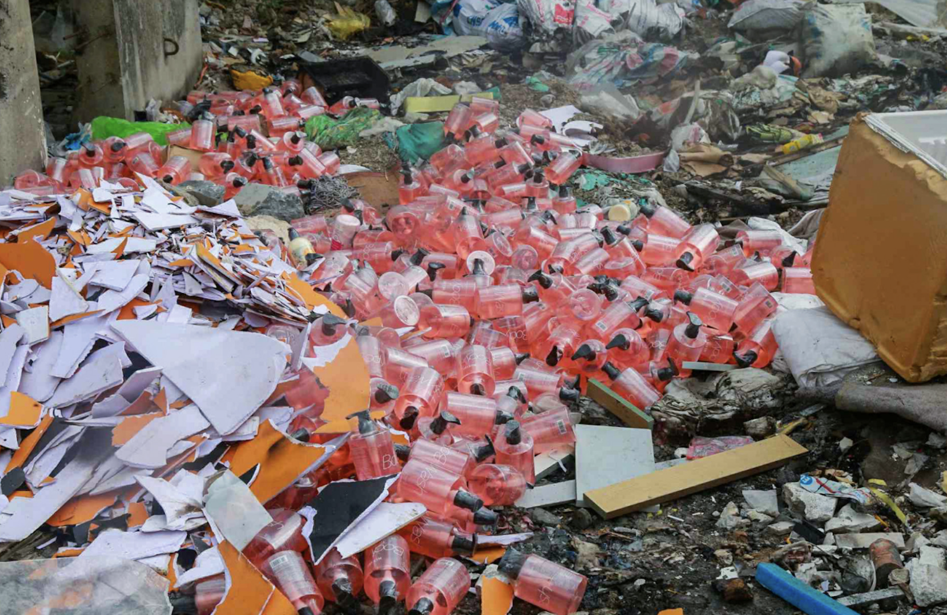 Bộ Y tế chỉ đạo khẩn vụ mỹ phẩm nhãn nước ngoài vứt la liệt bãi rác ở Hà Nội