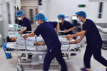 Người đàn ông phát hiện đột quỵ sớm nhờ cây bút