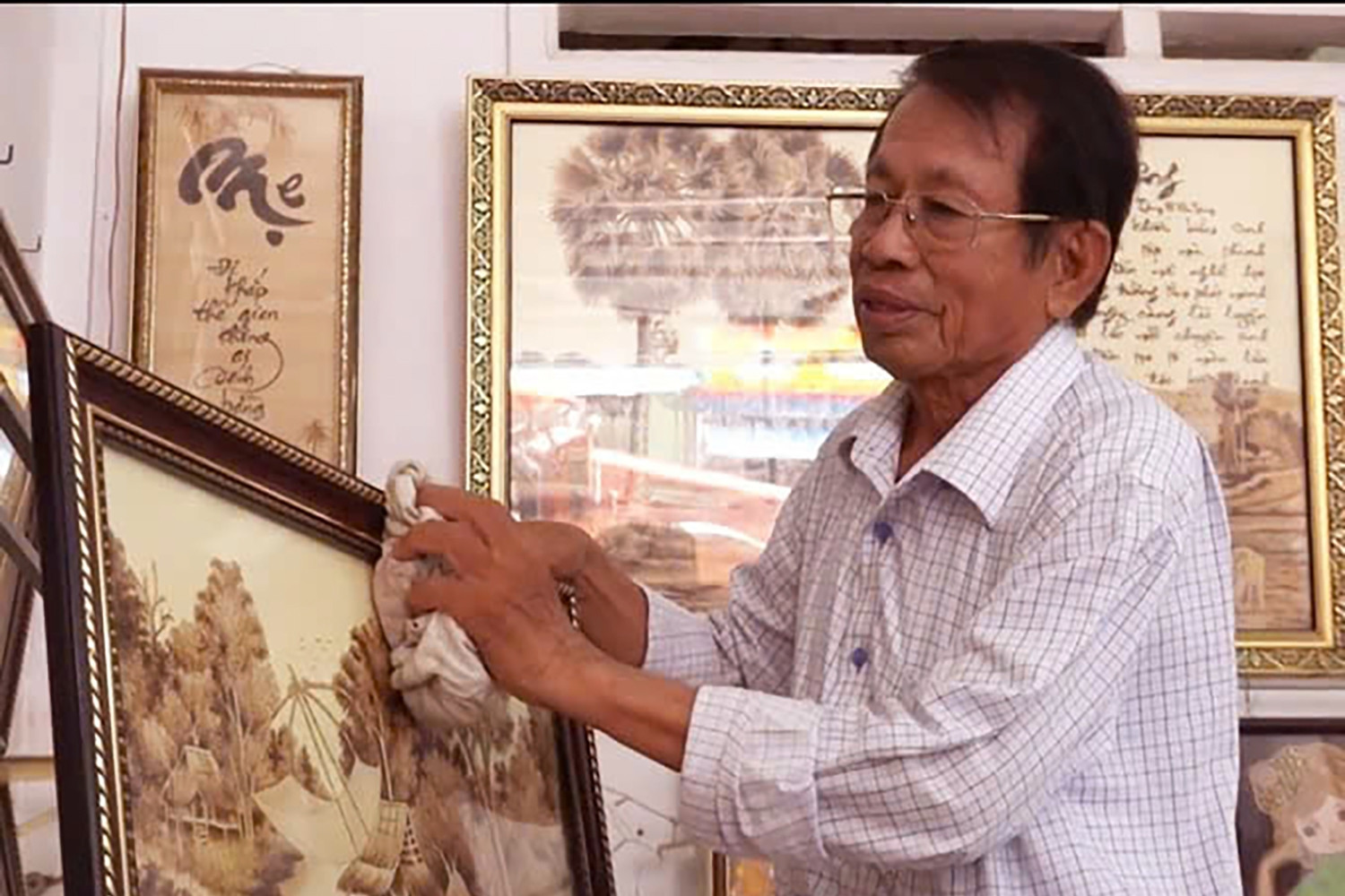 Ông lão miền Tây 25 năm 'thổi hồn' vào lá thốt nốt, lập kỷ lục Việt Nam