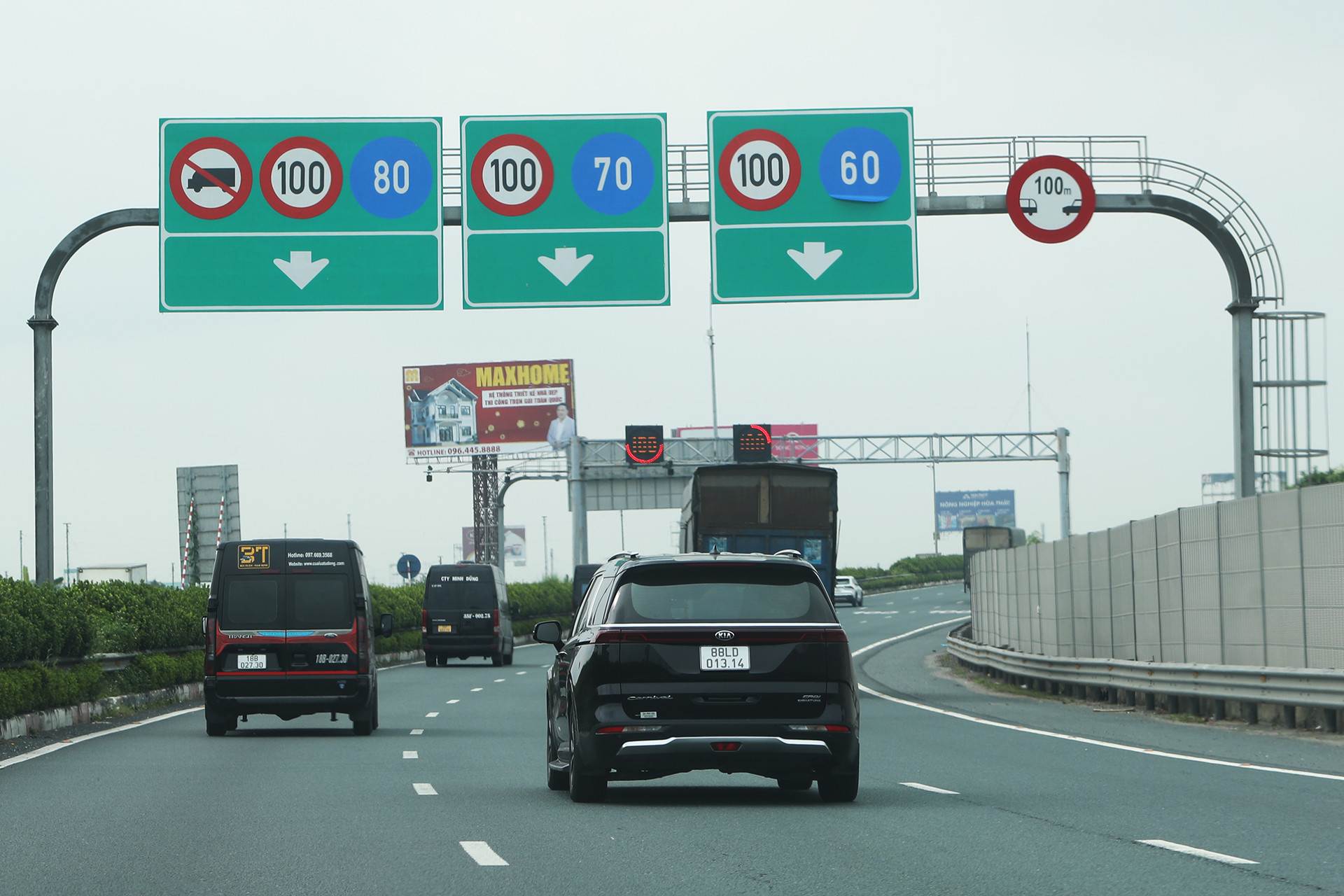 Cục CSGT: Điều tiết ô tô khách trên 29 chỗ không đi vào làn 1 ở cao tốc 2 làn xe