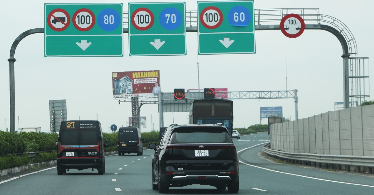 Cục CSGT: Điều tiết ô tô khách trên 29 chỗ không đi vào làn 1 ở cao tốc 2 làn xe