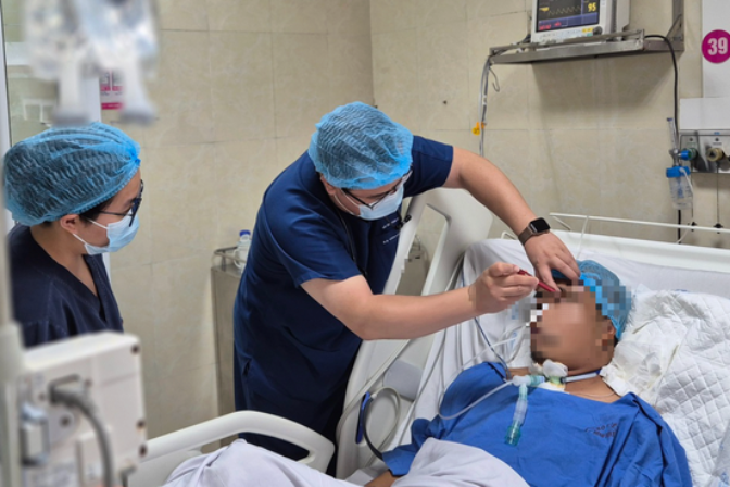 Thứ trưởng Bộ Y tế hỗ trợ cứu người đàn ông nguy kịch ở cầu Nhật Tân