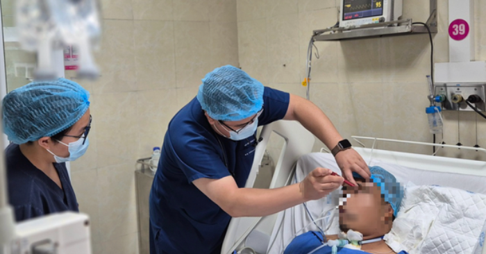 Thứ trưởng Bộ Y tế hỗ trợ cứu người đàn ông nguy kịch ở cầu Nhật Tân