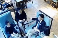 Vụ nhân viên quán cà phê bị hành hung: Nhân vật 'tổng tài' nói gì?