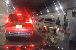 4 ô tô 'dính chùm' trong hầm Thủ Thiêm, cửa ngõ trung tâm TPHCM kẹt cứng