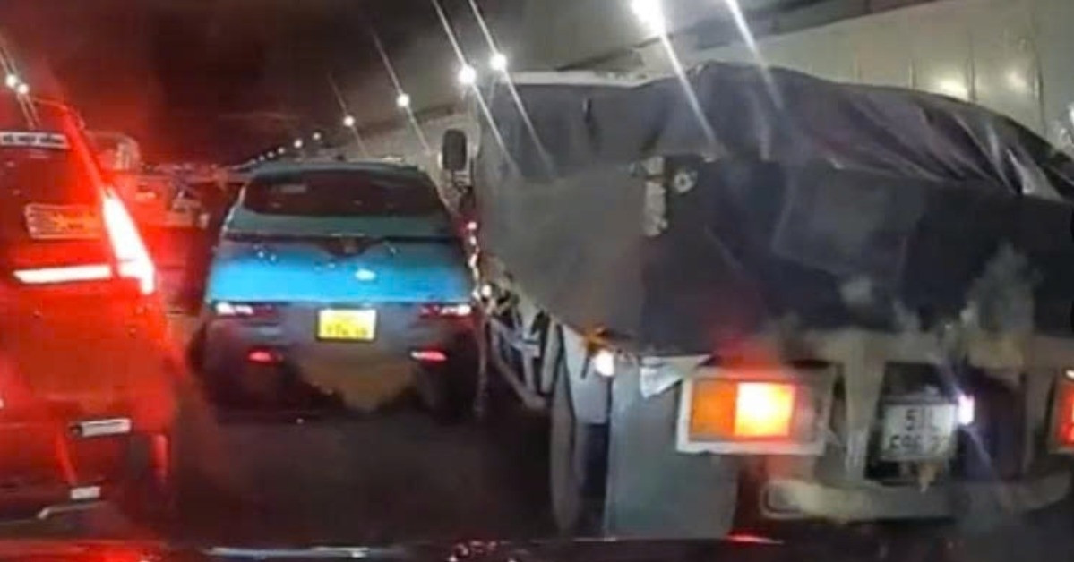 4 ô tô &amp;apos;dính chùm&amp;apos; trong hầm Thủ Thiêm, cửa ngõ trung tâm TPHCM kẹt cứng