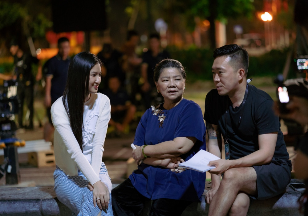 batch_ẢNH HẬU TRƯỜNG 2_ TỪ TRÁI SANG_ NÀNG MƠ, NSND THANH HOA, ĐẠO DIỄN HOÀNG NAM.jpg