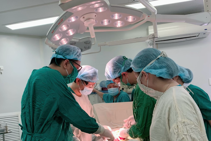 Ca mổ xuyên đêm cấp cứu người phụ nữ tự phá thai 33 tuần tại nhà