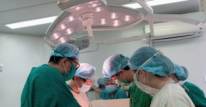 Ca mổ xuyên đêm cấp cứu người phụ nữ tự phá thai 33 tuần tại nhà