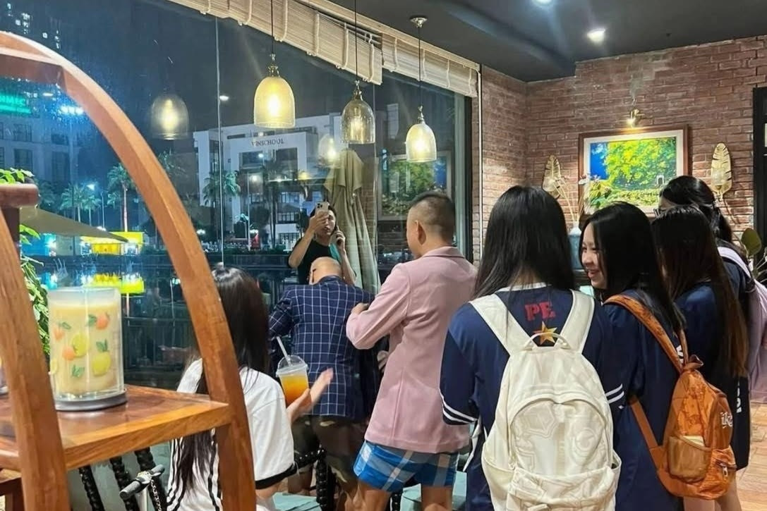 Cảnh tượng bất ngờ tại quán cà phê nơi 'em của tổng tài’ đánh ngã nam nhân viên