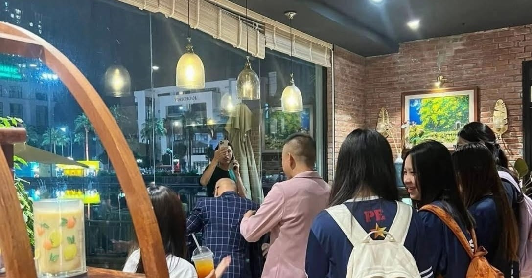 Cảnh tượng bất ngờ tại quán cà phê nơi "em của ...