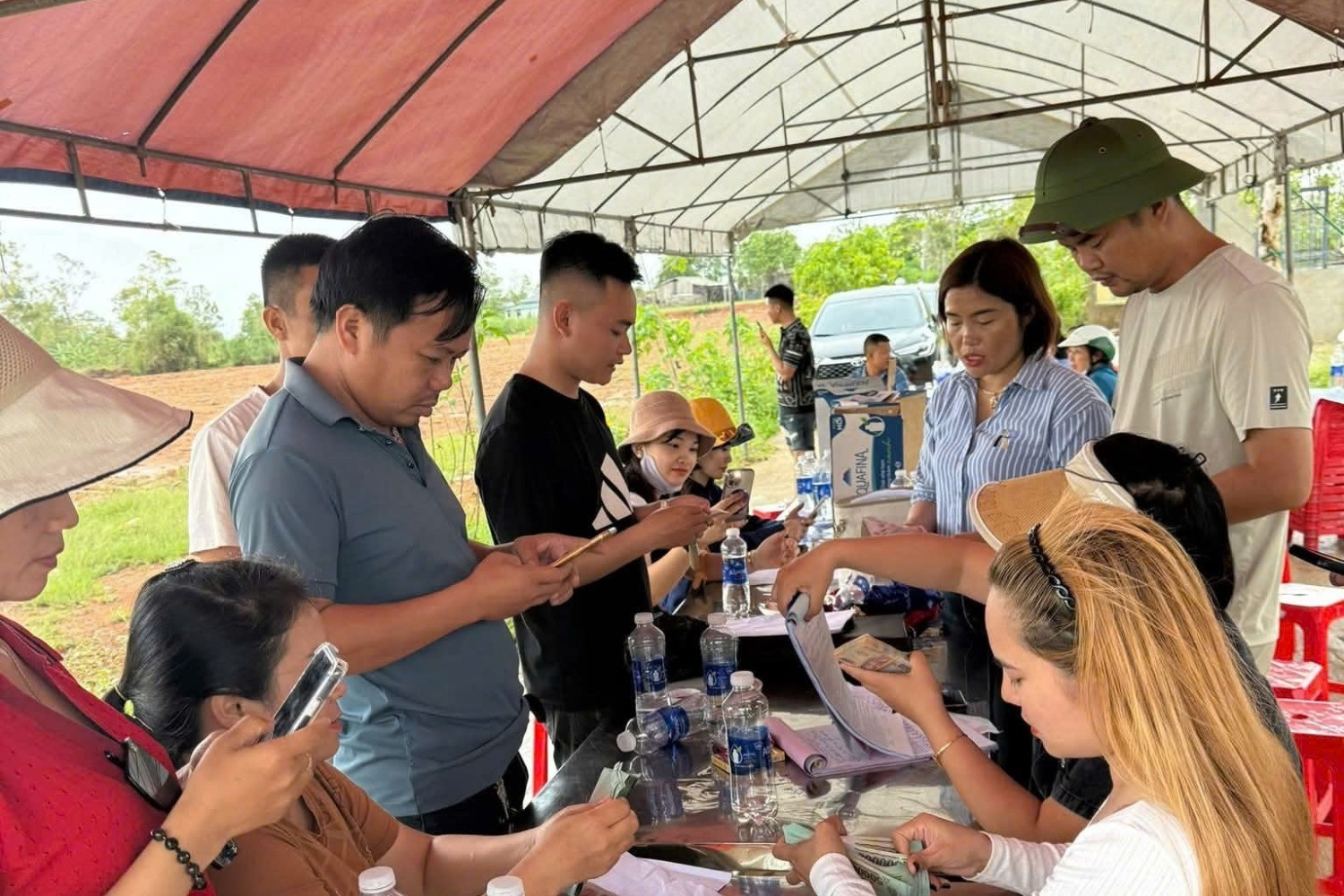 'Cò đất' dựng rạp tấp nập mua bán ở Hà Tĩnh, chính quyền nói thẳng sự thật