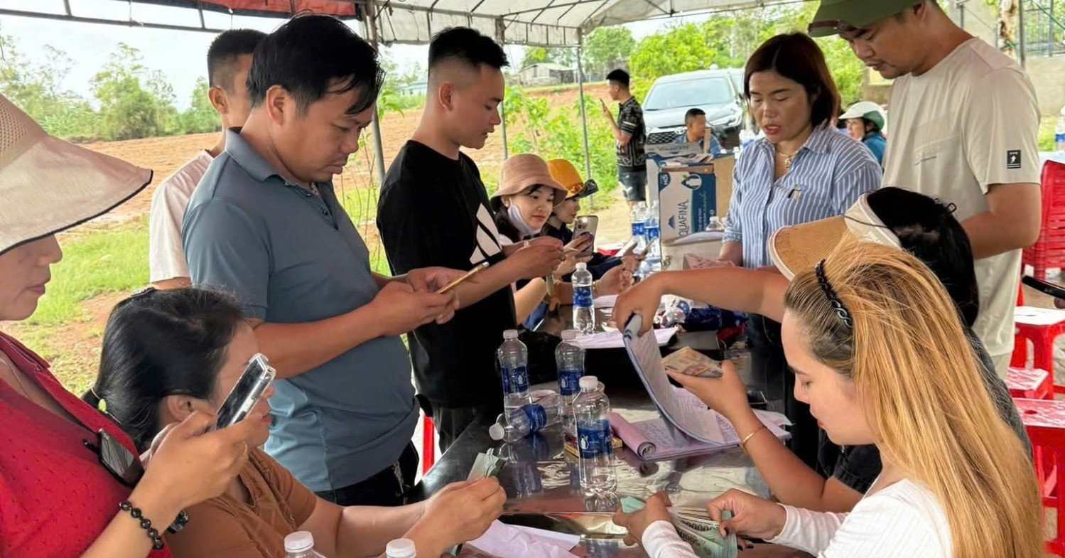 "Cò đất" dựng rạp tấp nập mua bán ở Hà Tĩnh, chính quyền nói thẳng sự thật