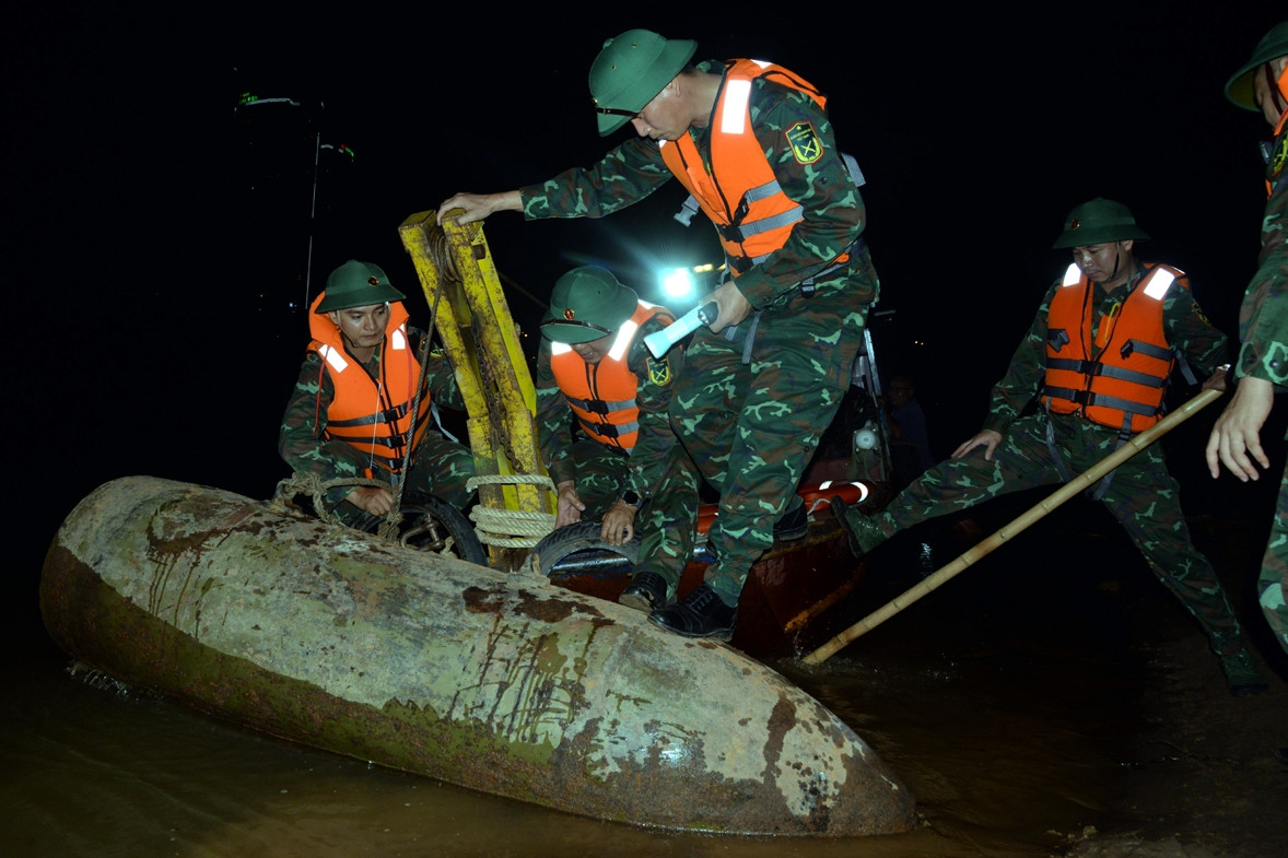 Đưa 2 quả bom còn nguyên ngòi nổ đi hủy tại trường bắn