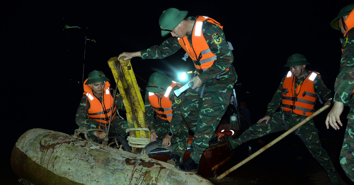 Đưa 2 quả bom còn nguyên ngòi nổ đi hủy tại trường bắn