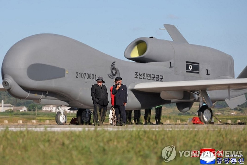 Hình ảnh nhà lãnh đạo Triều Tiên Kim Jong Un thị sát thử nghiệm UAV tấn công