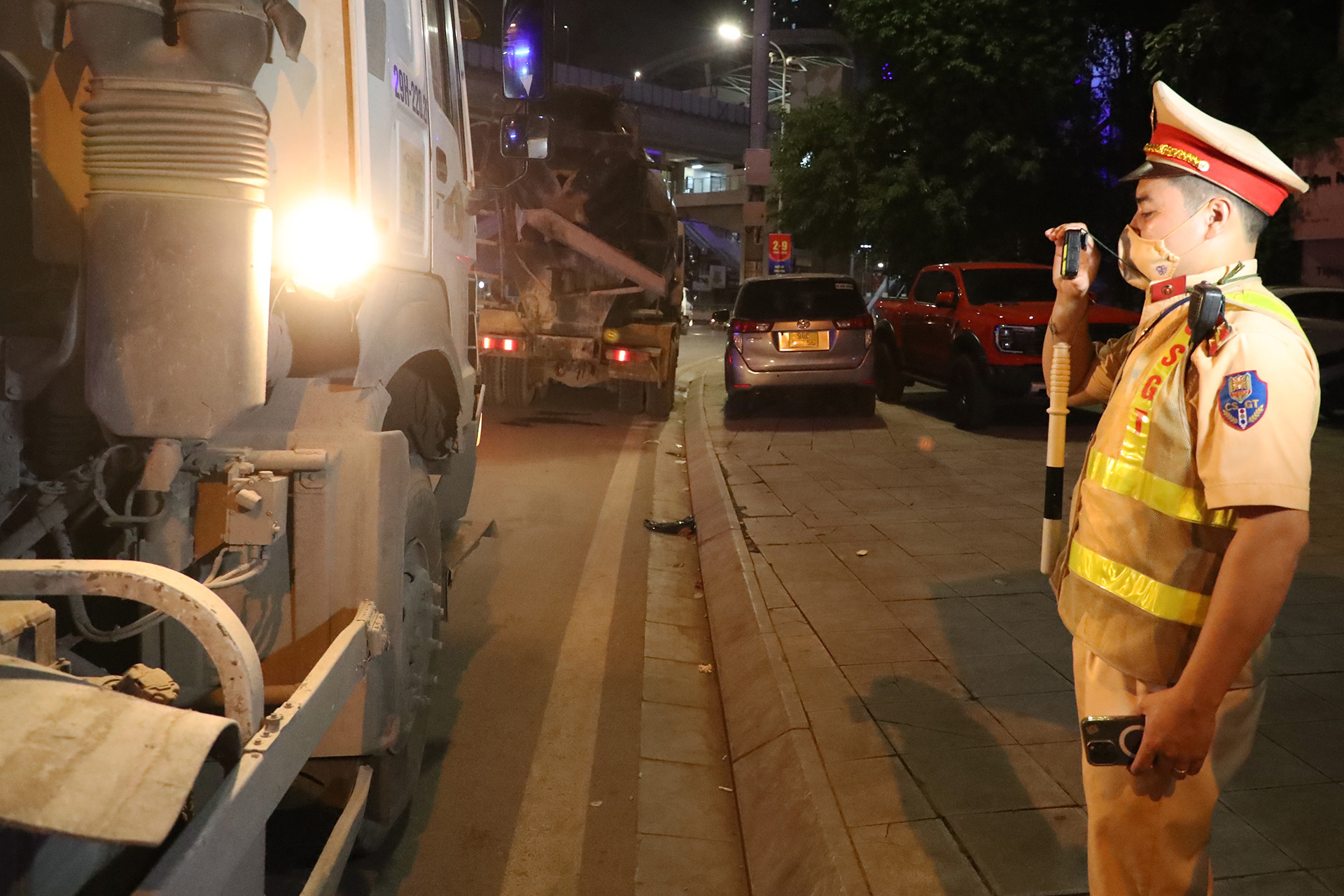 CSGT đang làm nhiệm vụ điều tiết giao thông không được dừng xe, xử lý vi phạm