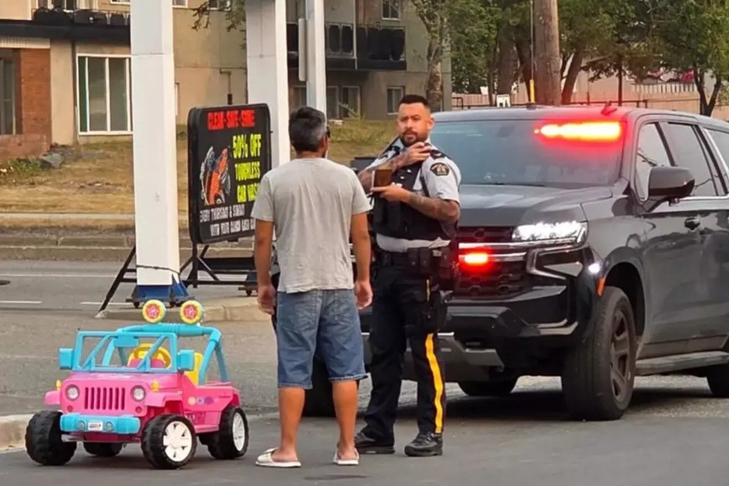 Lái xe Jeep đồ chơi nhưng say xỉn, người đàn ông vẫn bị giam bằng lái 3 tháng