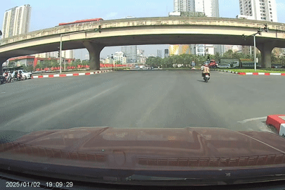 Một giây chủ quan, xe bán tải suýt đâm Toyota Land Cruiser khi qua ngã tư